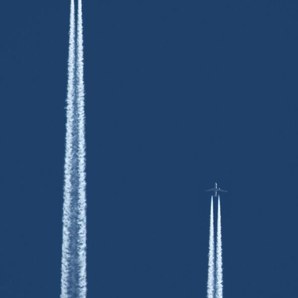 shutterstock_1958423[1] - Aircraft Contrails